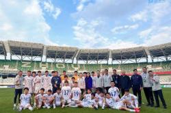 开云体育入口-激烈足球比赛即将打响，球员们全力以赴备战