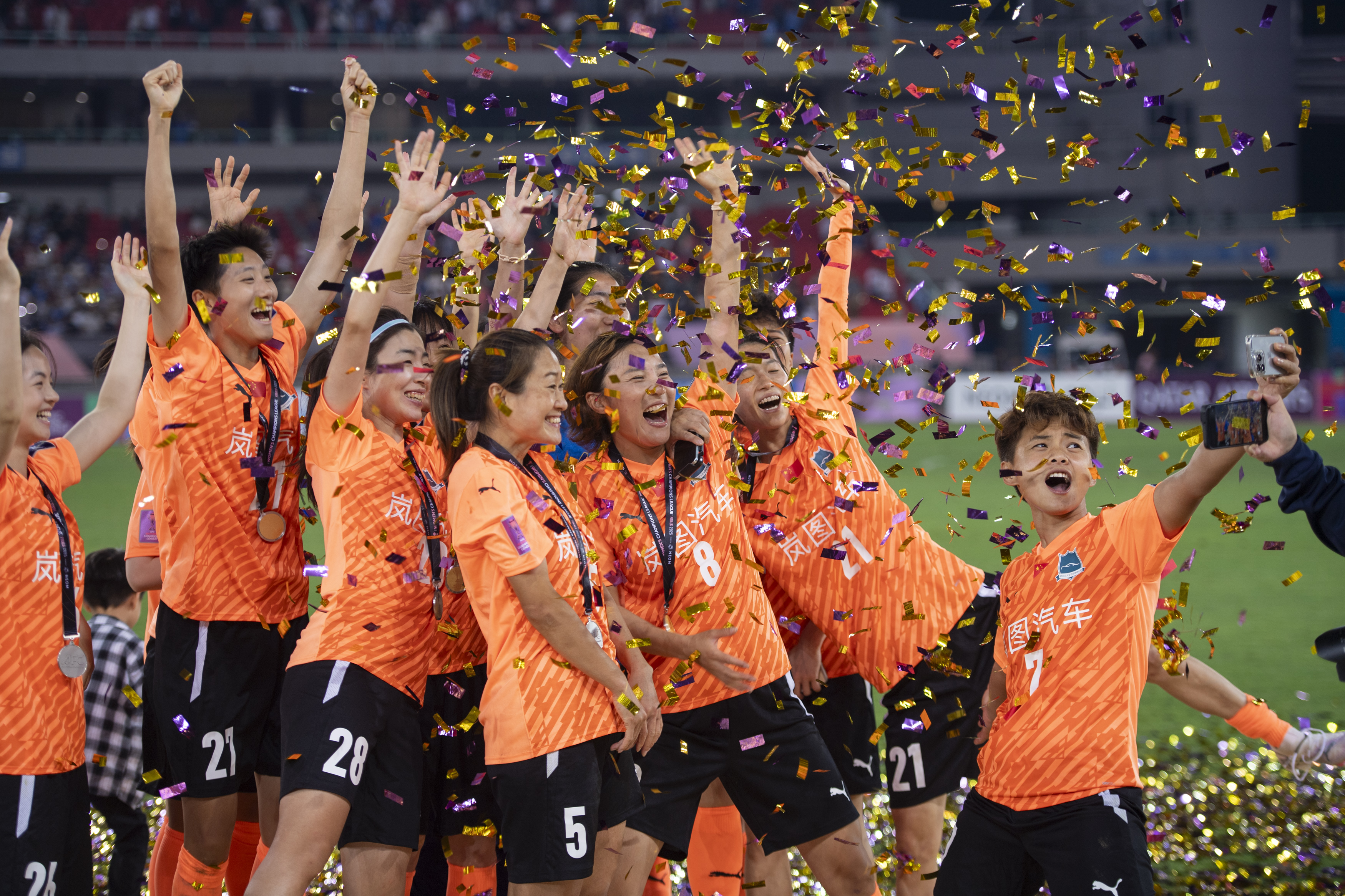 东亚女足赛事精彩纷呈，吸引众多观众围观的简单介绍