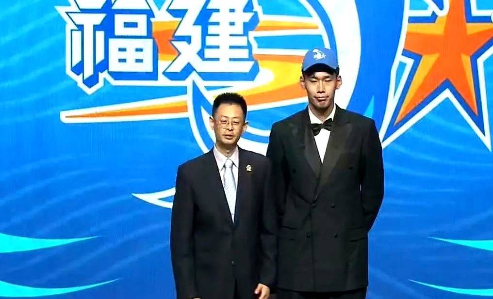 福建男篮表现出色,赢得全队赞誉 福建男篮表现出色,赢得全队赞誉