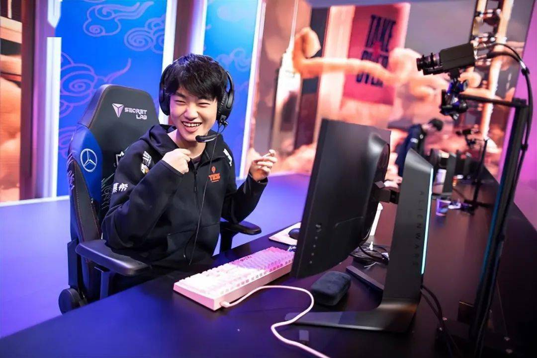 FNC绝杀TES，Knight打出惊人五杀成都决赛之夜2:0（巴黎）