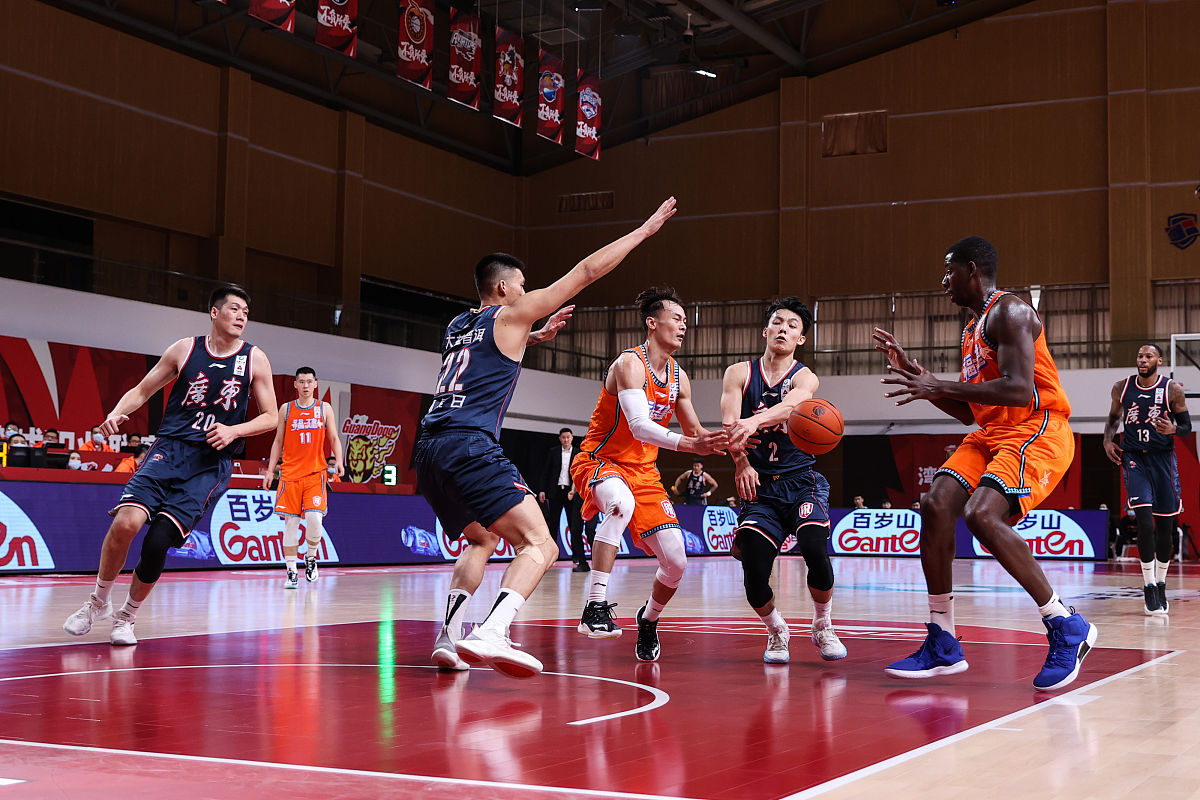 球队整体战术明确，球员合作默契