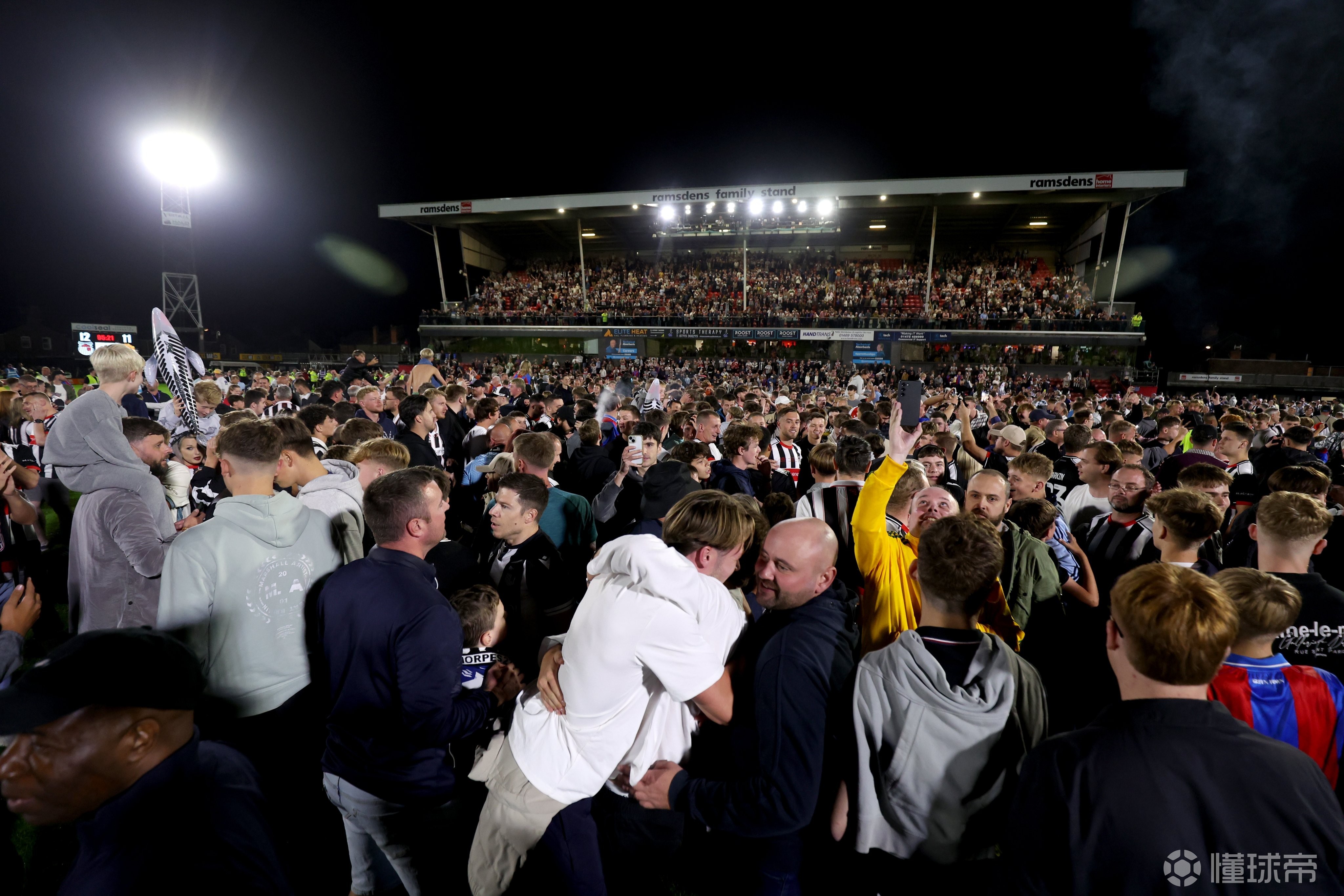 曼联复仇成功,击败老对手,球迷欢呼加油 曼联复仇成功,击败老对手,球迷欢呼加油