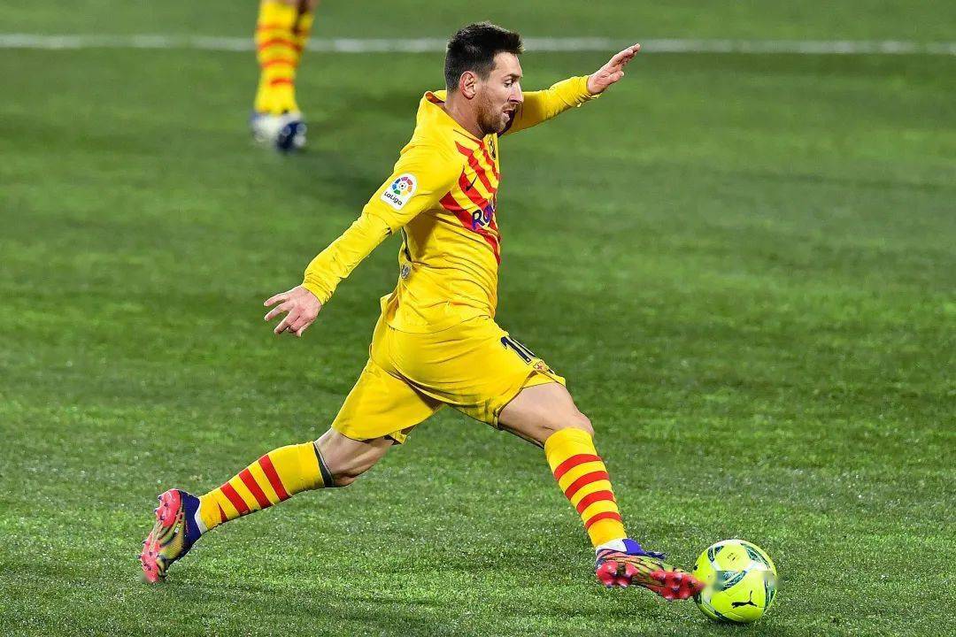 包含梅西再度完美表现，助巴塞罗那稳坐西甲榜首的词条