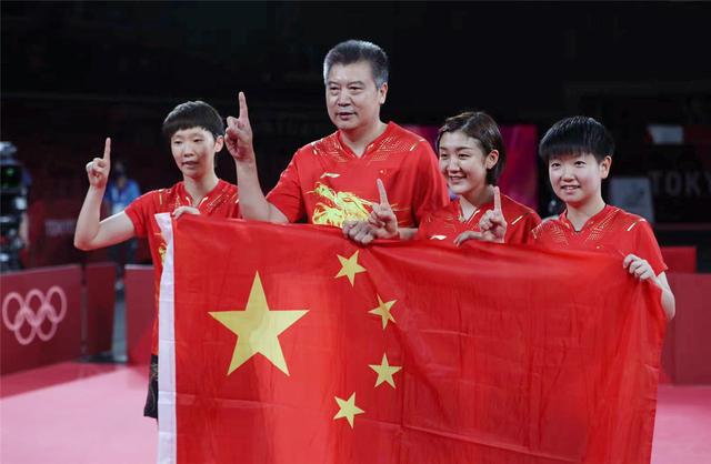 中国羽毛球队险胜日本羽毛球队，马琳三分雨点燃全场