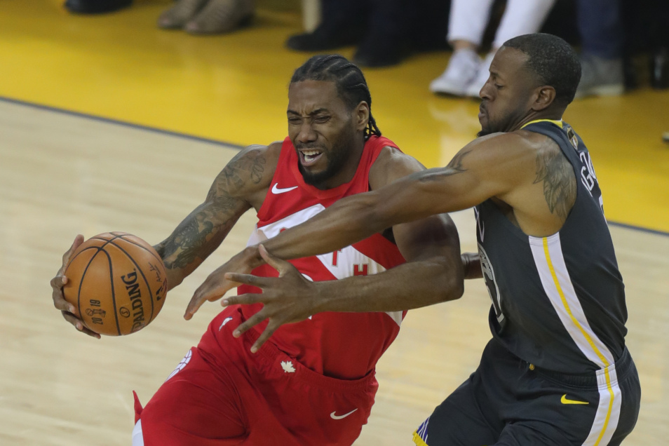 泰国队鏖战印度队，黄鸭组合状态火热